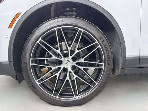 Certified 2026 Porsche Macan Electric RWD image 11