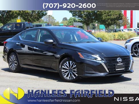 Used 2025 Nissan Altima 2.5 SV FWD image 1