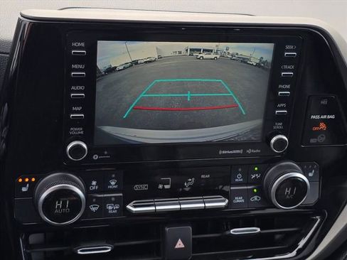 Used 2020 Toyota Highlander XLE image 29
