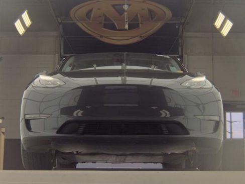 Used 2024 Tesla Model Y 2WD image 4
