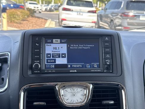 Used 2011 Chrysler Town & Country Touring-L w/ Entertainment Group #2 FWD image 22