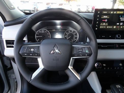 New 2025 Mitsubishi Outlander SE image 34