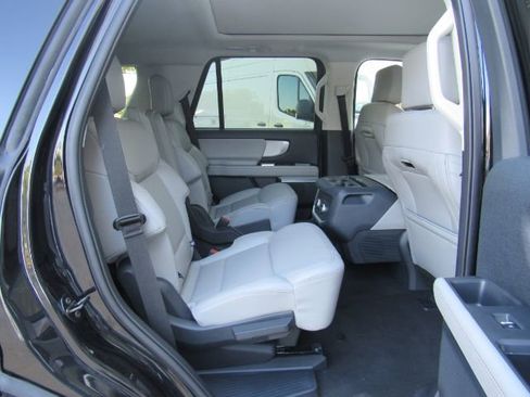 Used 2025 Ford Expedition Active image 27