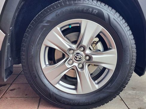 Used 2024 Toyota RAV4 XLE w/ Convenience Package image 4