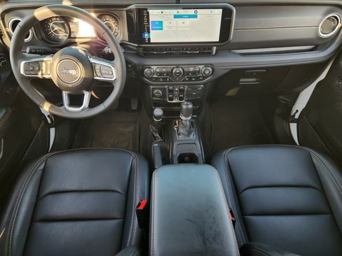 Used 2025 Jeep Wrangler Unlimited Sahara AWD/4WD image 26