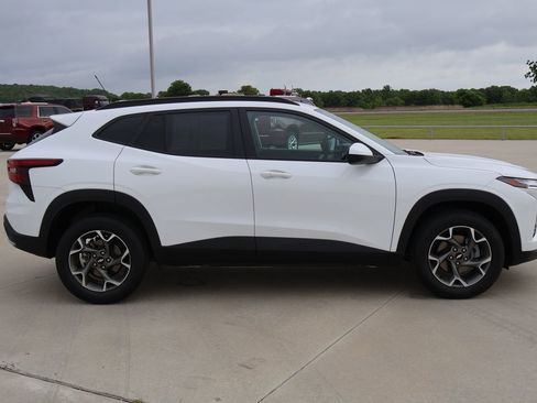 Used 2025 Chevrolet Trax LT w/ LT Convenience Package FWD image 5