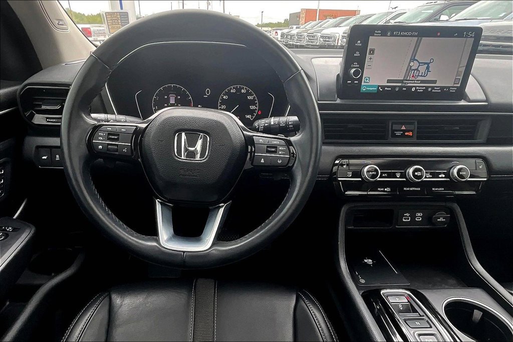 Used 2023 Honda Pilot Touring image 5