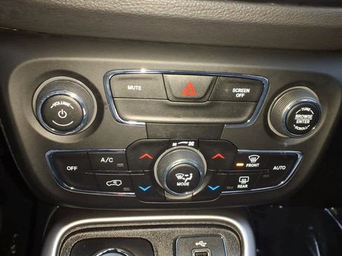 Used 2018 Jeep Compass Latitude w/ Popular Equipment Group image 19