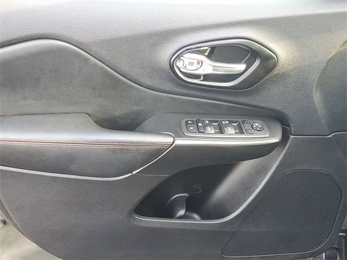 Used 2021 Jeep Cherokee Trailhawk w/ Comfort & Convenience Group image 16