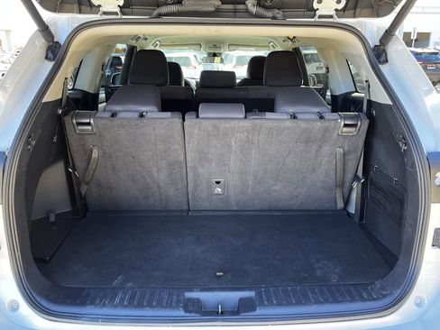 Used 2024 Toyota Highlander LE image 27