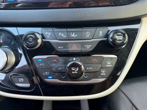 Used 2018 Chrysler Pacifica Touring-L w/ Advanced Safetytec Group FWD image 20