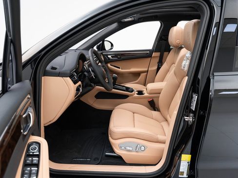 Certified 2025 Porsche Macan image 16