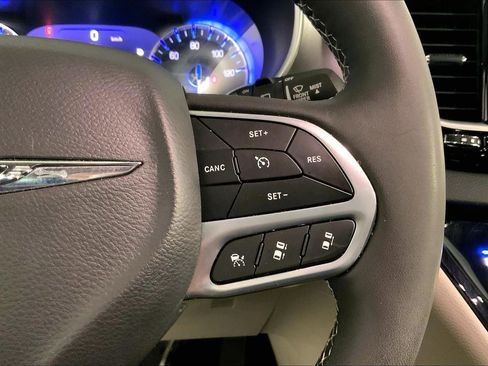 Used 2024 Chrysler Pacifica Touring-L FWD image 19