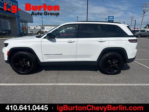 Used 2024 Jeep Grand Cherokee Altitude AWD/4WD image 3