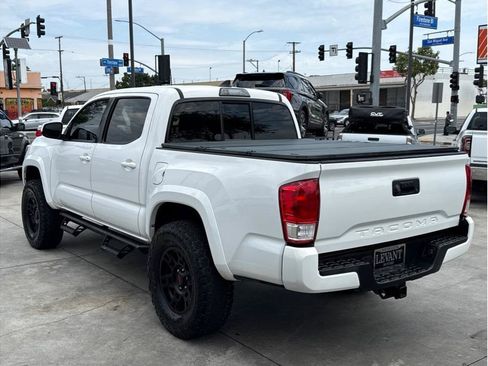 Used 2017 Toyota Tacoma SR5 w/ Tow Package RWD image 5