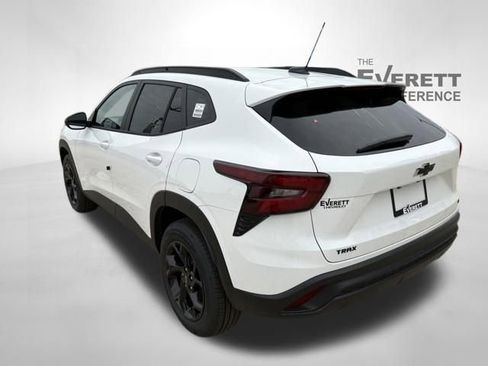 New 2026 Chevrolet Trax LT w/ Sunroof Package FWD image 5