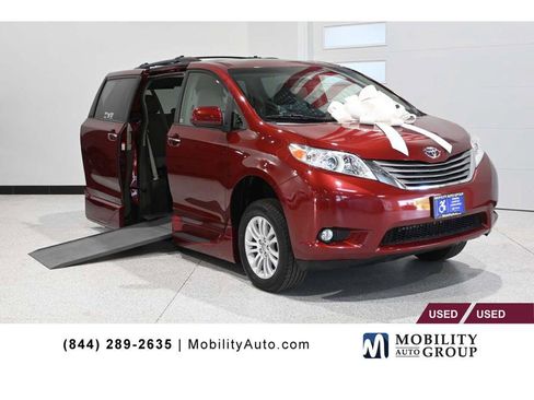 Used 2015 Toyota Sienna XLE w/ XLE Navigation Package FWD image 1