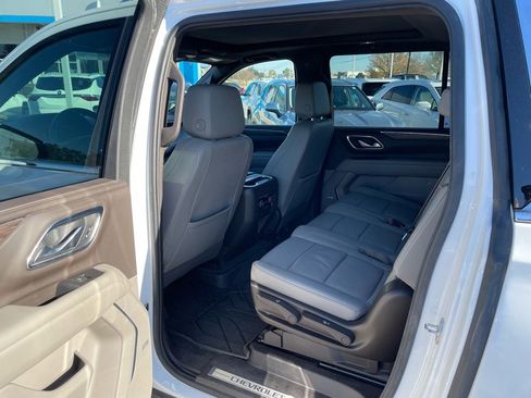 Used 2022 Chevrolet Suburban LT w/ Luxury Package image 6