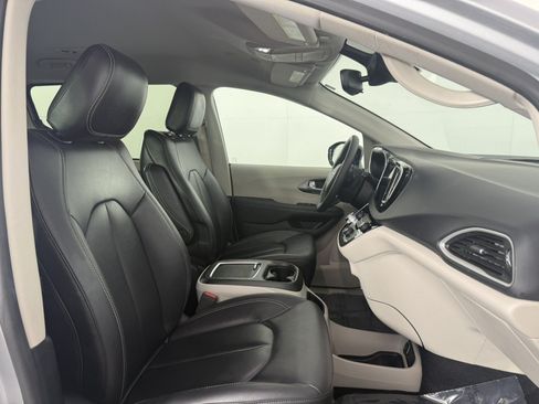 Used 2024 Chrysler Pacifica Touring-L FWD image 10