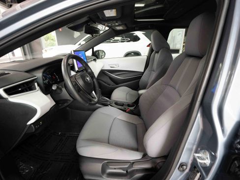 Used 2025 Toyota Corolla SE w/ SE Premium Package image 9