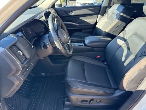 Used 2024 Nissan Pathfinder SL image 11