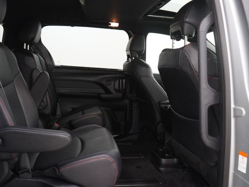 Used 2025 Toyota Sienna XSE AWD/4WD image 14