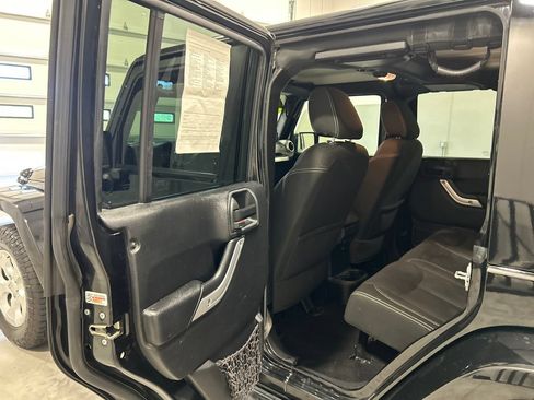 Used 2015 Jeep Wrangler Unlimited Sahara w/ Connectivity Group AWD/4WD image 29