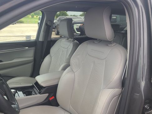 Used 2022 Jeep Grand Cherokee L Overland w/ Luxury Tech Group IV AWD/4WD image 10
