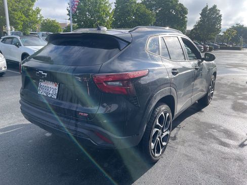 Used 2025 Chevrolet Trax RS w/ Sunroof Package image 2