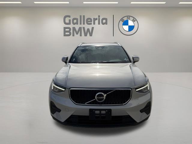 Used 2025 Volvo XC40 B5 Core AWD/4WD image 2