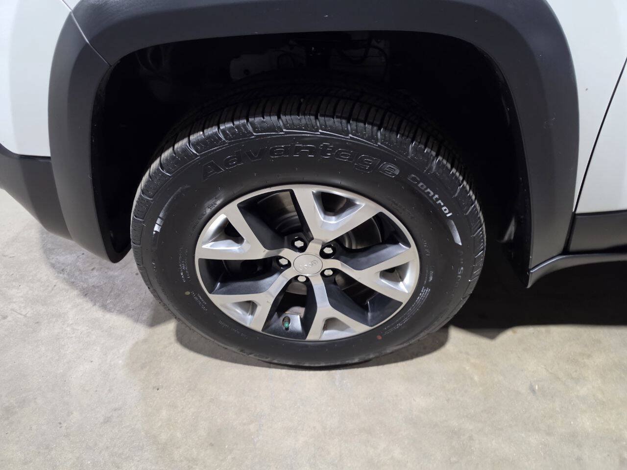 Used 2017 Jeep Cherokee Trailhawk w/ Comfort/Convenience Group AWD/4WD image 21