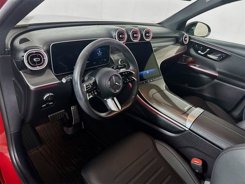Used 2025 Mercedes-Benz GLC 300 4MATIC image 29