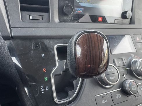 Used 2017 Toyota Sienna Limited image 28