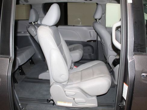 Used 2017 Toyota Sienna XLE w/ XLE Navigation Package FWD image 31