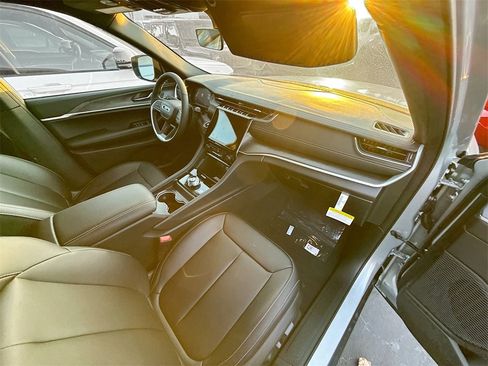 New 2025 Jeep Grand Cherokee L Limited image 32