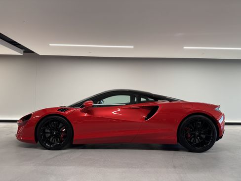 Used 2023 McLaren Artura RWD image 1