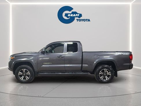 Used 2017 Toyota Tacoma TRD Sport w/ Tow Package (A/T) image 3