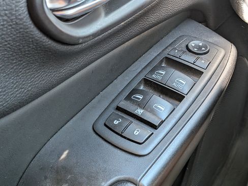 Used 2020 Jeep Cherokee Trailhawk AWD/4WD image 21