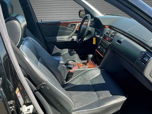 Used 2001 Mercedes-Benz E 320 Sedan image 27