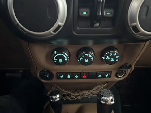 Used 2017 Jeep Wrangler Unlimited Sahara w/ Connectivity Group image 34