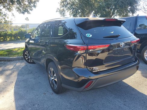Used 2020 Toyota Highlander XLE image 3