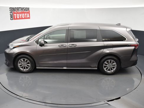 Used 2022 Toyota Sienna XLE image 22