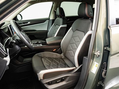 Used 2025 Volkswagen Atlas Peak Edition SE AWD/4WD image 25