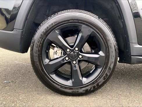 Certified 2025 Jeep Grand Cherokee Altitude image 9