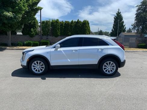 Used 2022 Cadillac XT4 Luxury w/ Cold Weather Package AWD/4WD image 2