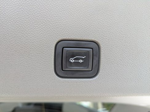 Used 2023 Cadillac XT6 Premium Luxury w/ Technology Package FWD image 12