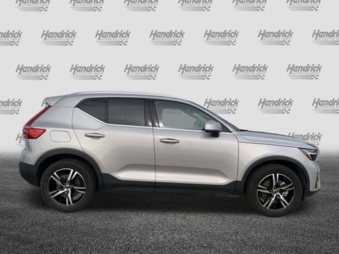 Used 2025 Volvo XC40 B5 Core image 11