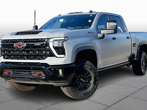 Used 2025 Chevrolet Silverado 2500 ZR2 w/ Technology Package image 2