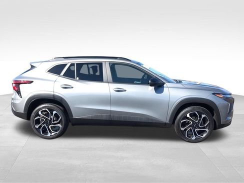 Used 2025 Chevrolet Trax RS w/ Sunroof Package FWD image 9