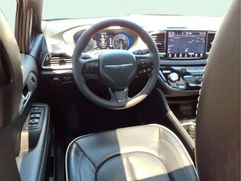 Used 2025 Chrysler Pacifica Limited FWD image 3